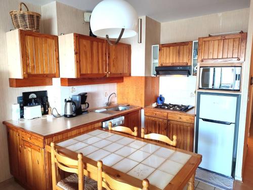 Photo de la galerie de l'établissement Appartement cosy 2 chambres face à la mer à Trégastel - FR-1-368-445, à Trégastel