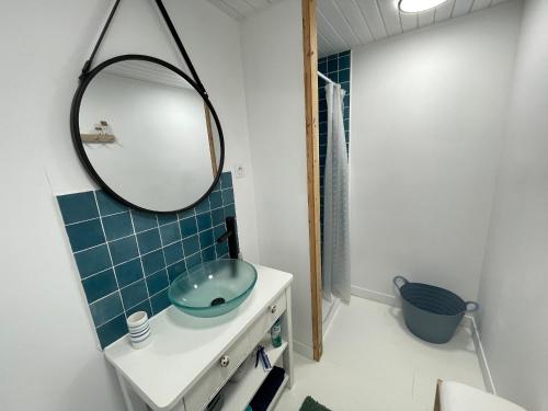 une salle de bain avec un miroir et un lavabo dans l'établissement Maison 6 pers, à pied de plage/centre, Wifi, animaux admis - FR-1-22-376, à La Tranche-sur-Mer
