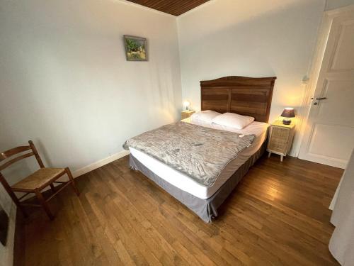 une chambre avec un lit et un parquet dans l'établissement Maison 6 pers, à pied de plage/centre, Wifi, animaux admis - FR-1-22-376, à La Tranche-sur-Mer