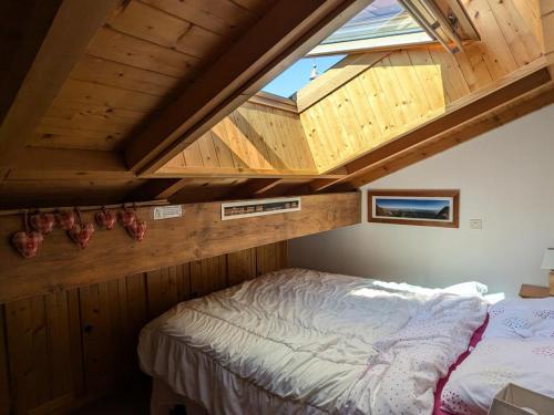 拉克吕萨Appartement au cœur du village pour 6 pers., terrasse, WiFi, parking, skis - FR-1-459-237的一间带床的卧室，位于一间有窗户的房间里