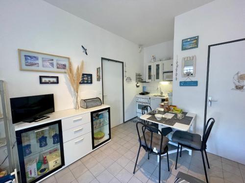 une cuisine avec une table et une salle à manger dans l'établissement Appartement proche plage 3 pers, loggia, parking - FR-1-231-331, à Bretignolles-sur-Mer