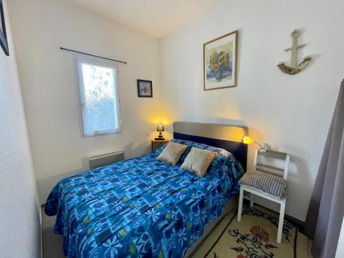 - une chambre avec un lit et une croix sur le mur dans l'établissement Appartement proche plage 3 pers, loggia, parking - FR-1-231-331, à Bretignolles-sur-Mer