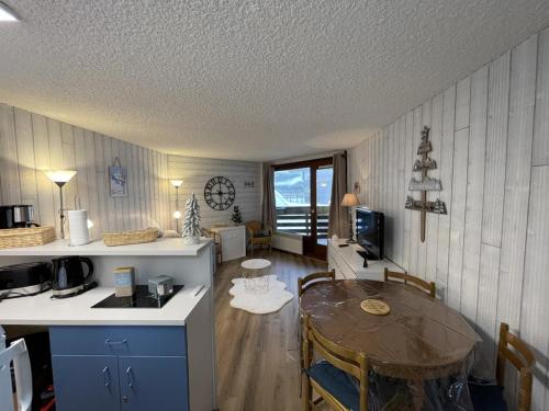 une cuisine et une salle à manger avec une table dans une pièce dans l'établissement Studio en station, au pied des pistes, balcon Sud-Est - FR-1-787-110, à Laveissière