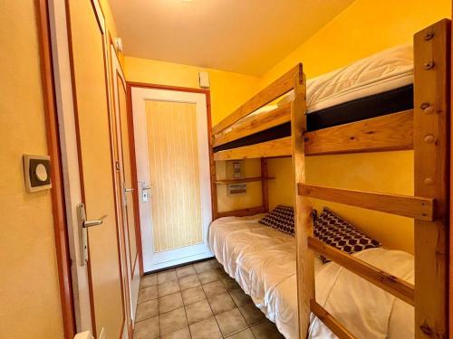 une chambre avec deux lits superposés dans une pièce dans l'établissement Studio lumineux à Carnac, proche plage, parking privé, animaux admis - FR-1-377-95, à Carnac