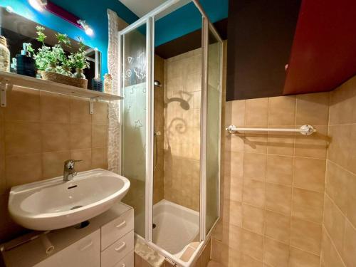 La salle de bains est pourvue d'un lavabo et d'une douche. dans l'établissement Studio lumineux à Carnac, proche plage, parking privé, animaux admis - FR-1-377-95, à Carnac