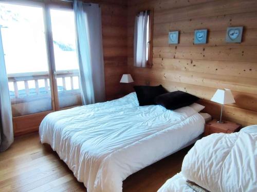 Postel nebo postele na pokoji v ubytování Chalet confortable au pied des pistes avec terrasse et parking - FR-1-292-222