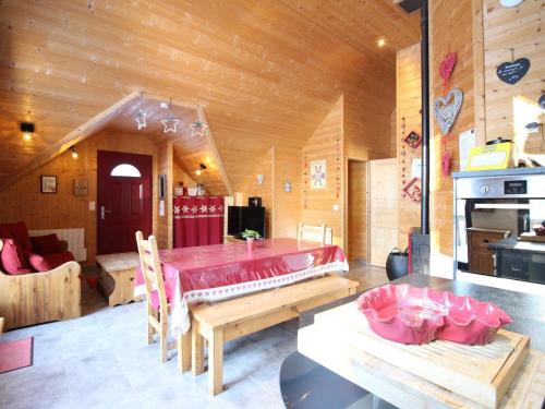 - une cuisine avec une grande table dans une pièce dans l'établissement Chalet Mont-Dore 110m², 10 pers, parking, animaux admis - FR-1-608-280, à Mont-Dore