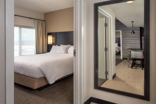 Katil atau katil-katil dalam bilik di Residence Inn Fulton at Maple Lawn