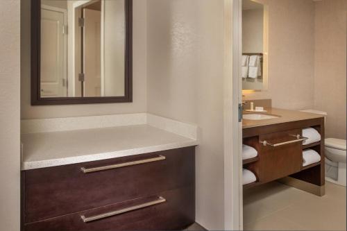 Bilik mandi di Residence Inn Fulton at Maple Lawn
