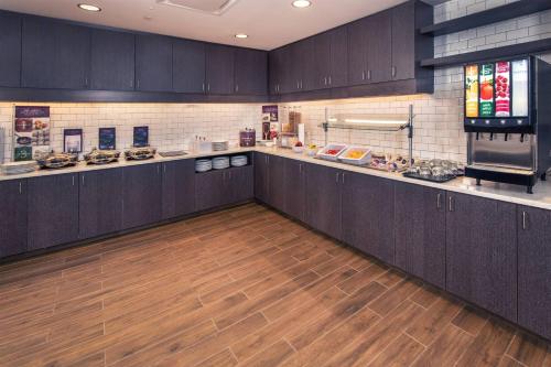 Dapur atau dapur kecil di Residence Inn Fulton at Maple Lawn