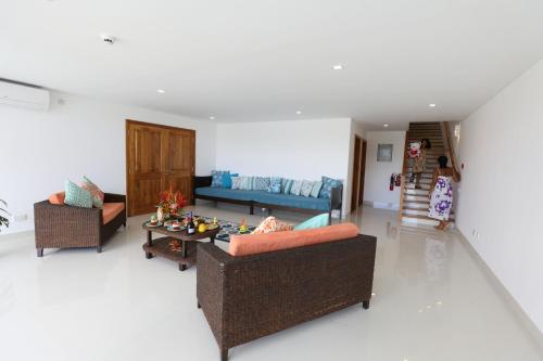 Galeriebild der Unterkunft Chic 4BR Villa with Private Pool by Cliffhanger Villas in Misere