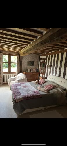 une chambre avec deux lits dans une pièce dans l'établissement Maison de charme en Normandie à 5 mn de la mer, à Villers-sur-Mer