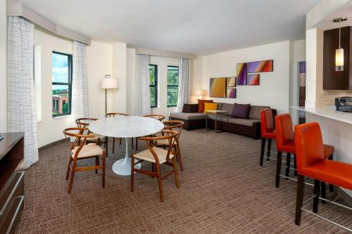 Posezení v ubytování Residence Inn by Marriott Charlottesville Downtown