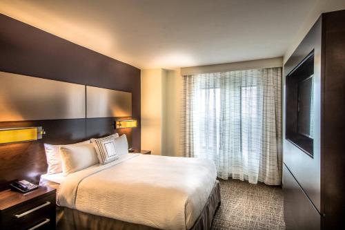 Postel nebo postele na pokoji v ubytování Residence Inn by Marriott Charlottesville Downtown