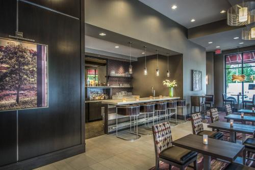 Restaurace v ubytování Residence Inn by Marriott Charlottesville Downtown