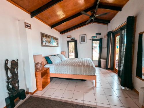 Postel nebo postele na pokoji v ubytování Vavau Beachfront Villas
