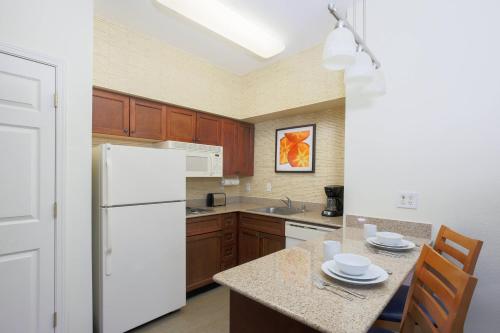Η κουζίνα ή μικρή κουζίνα στο Residence Inn Chico