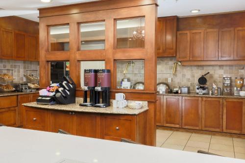 Η κουζίνα ή μικρή κουζίνα στο Residence Inn Chico