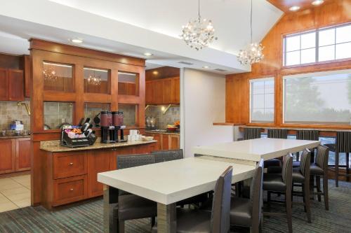 Η κουζίνα ή μικρή κουζίνα στο Residence Inn Chico