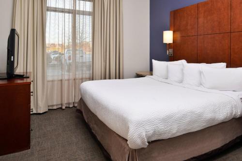 Un pat sau paturi într-o cameră la Residence Inn by Marriott Coralville