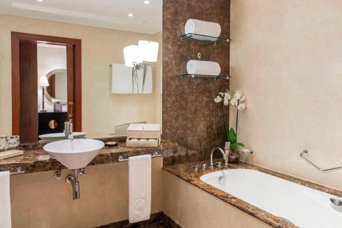 Et badeværelse på Grosvenor House, a Luxury Collection Hotel, Dubai