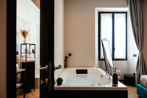 コモにあるDavid's Suite&Spa con parcheggio privatoのギャラリーの写真