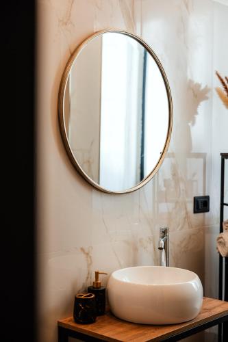 コモにあるDavid's Suite&Spa con parcheggio privatoのギャラリーの写真