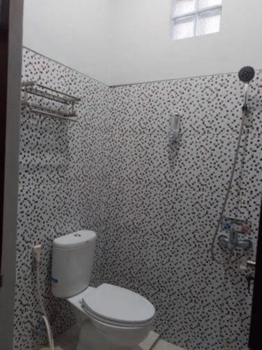 Ένα μπάνιο στο Griya Santi Guest House Bali