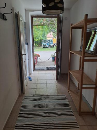 图尔恩Julis Appartement 1 in 3430 Tulln的走廊,门通往院子