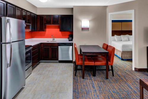 Kuchyň nebo kuchyňský kout v ubytování Residence Inn by Marriott Cleveland Beachwood