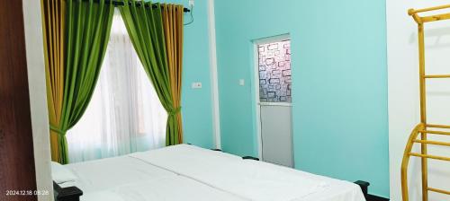 Ein Bett oder Betten in einem Zimmer der Unterkunft Thangamani Guest