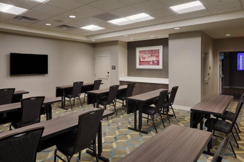 Televisyen dan/atau pusat hiburan di Residence Inn by Marriott Columbus Airport