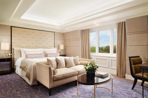 ロンドンにあるThe Wellesley, a Luxury Collection Hotel, Knightsbridge, Londonのベッドとソファとテーブルのある寝室