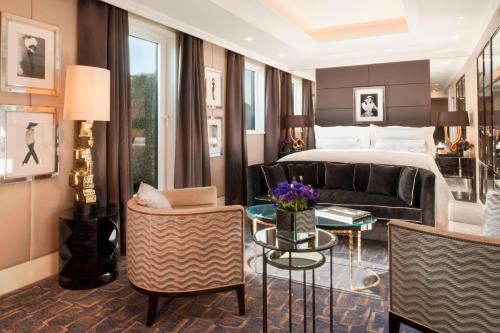 Postel nebo postele na pokoji v ubytování The Wellesley, a Luxury Collection Hotel, Knightsbridge, London