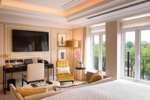 TV a/nebo společenská místnost v ubytování The Wellesley, a Luxury Collection Hotel, Knightsbridge, London