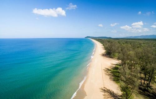 une vue aérienne d'une plage et de l'océan dans l'établissement Coral Cottage Beach House @ Phang Nga, à Thai Muang