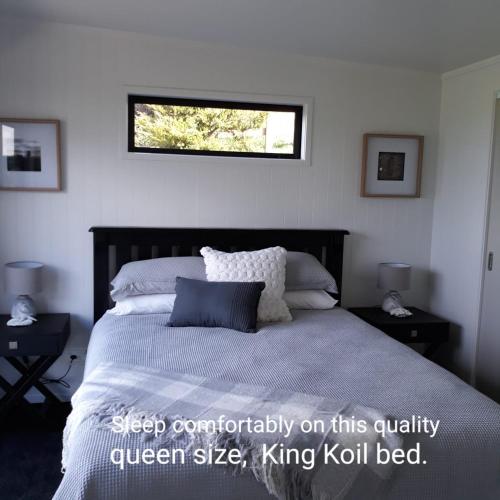 Katil atau katil-katil dalam bilik di Onewhero Country Cabin