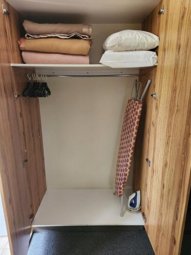 a closet with a rack with corn on it at Idlewilde Town & Country Motor Inn in Pambula