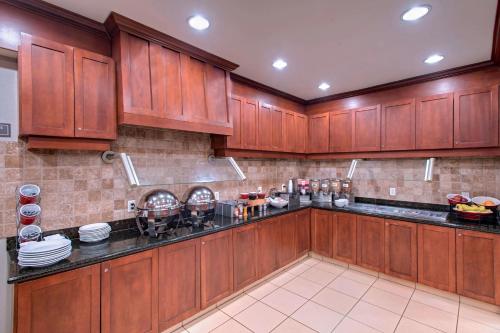 Dapur atau dapur kecil di Residence Inn Columbia