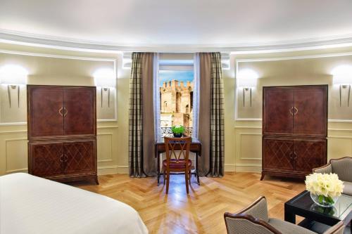 Кровать или кровати в номере Rome Marriott Grand Hotel Flora