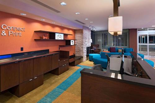 Телевизор и/или развлекательный центр в Fairfield Inn & Suites by Marriott Dublin