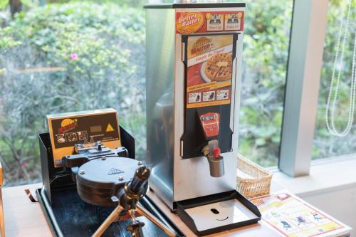 a hot dog vending machine sitting on top of a table at Hotel ARU KSP in Kawasaki