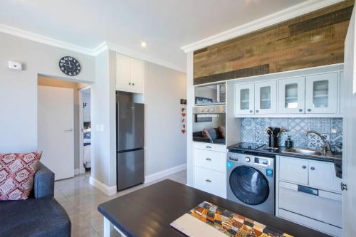 Dapur atau dapur kecil di Apartment18Lifestyle Gordons Bay Beachfront