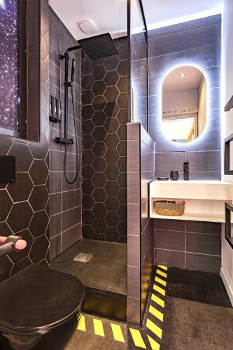une salle de bain avec une douche avec des toilettes et un lavabo dans l'établissement Le Vaisseau contre l'Empire - T1 with Clim & Wifi, à Toulouse