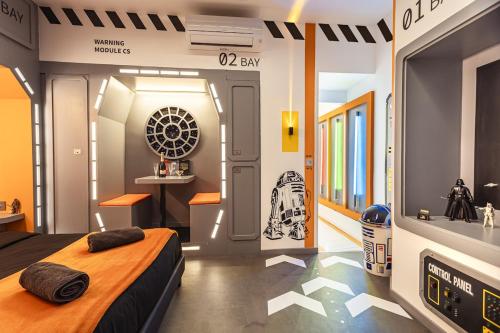 une chambre avec un lit et une pièce avec une exposition sur les guerres des étoiles dans l'établissement Le Vaisseau contre l'Empire - T1 with Clim & Wifi, à Toulouse