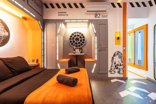 - une chambre avec un lit et 2 serviettes de toilette dans l'établissement Le Vaisseau contre l'Empire - T1 with Clim & Wifi, à Toulouse