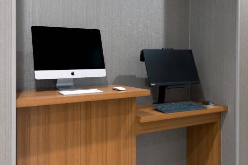 SpringHill Suites Lakelandにあるテレビまたはエンターテインメントセンター