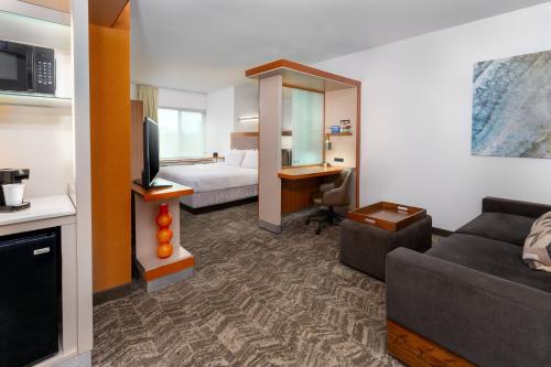 Una cama o camas en una habitación de SpringHill Suites Tallahassee Central