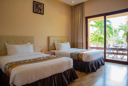 2 letti in camera con balcone di Camotes Ocean Heaven Resort a Camotes Islands