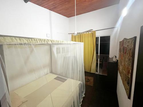 Katil atau katil-katil dalam bilik di Strandvilla Kandu Haus Yang bei Hikka